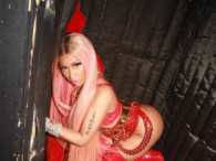 Nicki Minaj skąpo w czerwieni